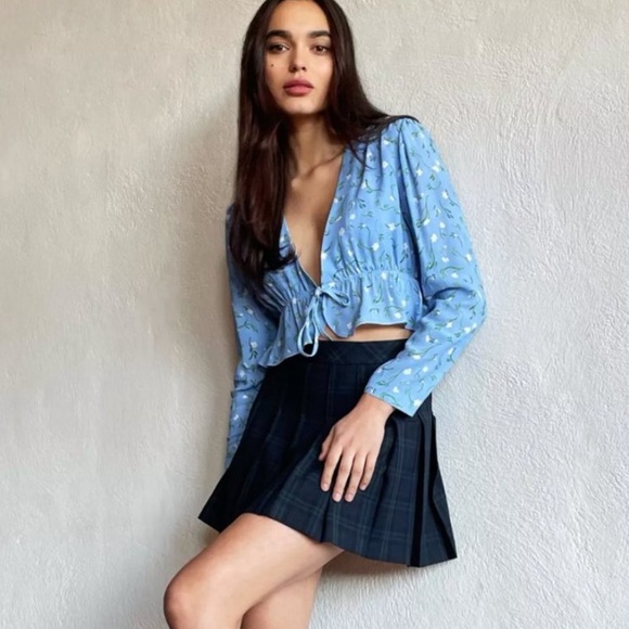 Aritzia Sunday Best New Cropped Tie Front Blouse Floral - Picture 2 of 9